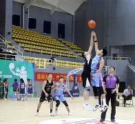 国内篮球联赛精彩纷呈,球员们全力以赴的比赛